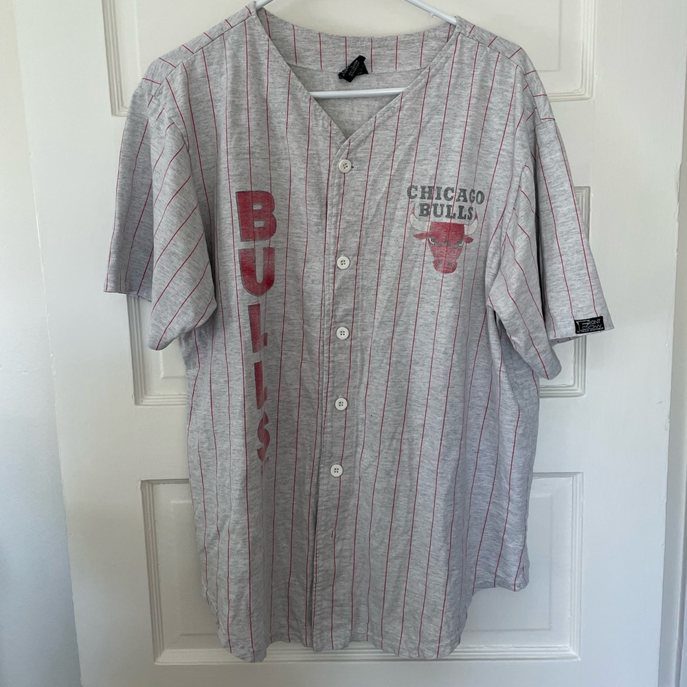 Men’s Chicago Bulls Baseball Jersey Size L made in the USA
